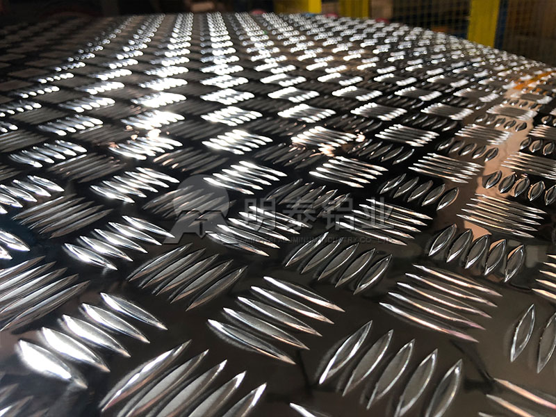 明泰鋁業(yè)花紋鋁板分類有哪些？五條筋花紋板價(jià)格多少？