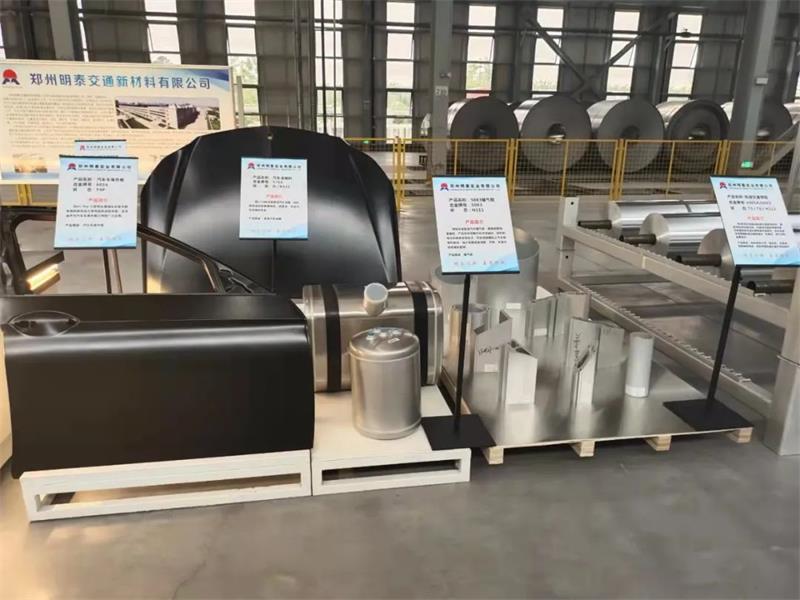 河南省委書記樓陽生、省長王凱蒞臨明泰鋁業(yè)子公司明晟新材料參觀調(diào)研