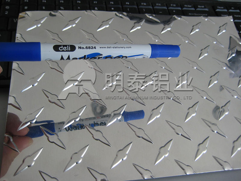 3003-H22花紋鋁板_工具箱用指針型花紋鋁板多少錢一噸？